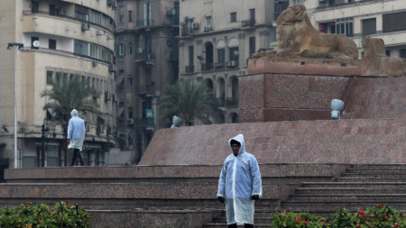 Охранители пред монумент в Кайро, Египет, 26 януари 2022 г. 