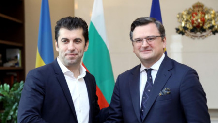 El ex primer ministro búlgaro, Kiril Petkov (izq.) y el ministro de Exteriores de Ucrania, Dmytro Kuleba