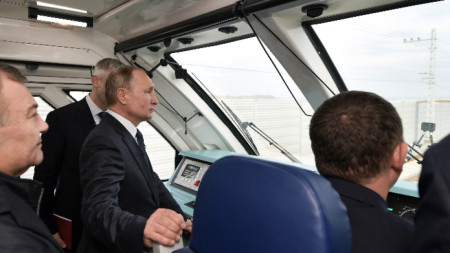 Путин измина с влак разстоянието от гарата в Керч на полуостров Крим до пътническата станция „Таман“ в континентална Русия