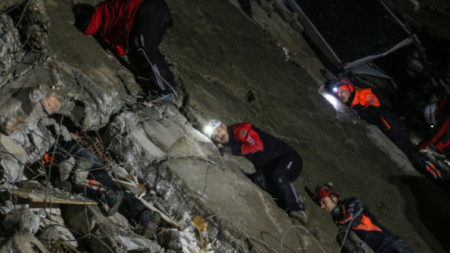 Спасителни екипи издирват оцелели в руините на рухнала от земетресението сграда в окръг Искендерун на провинция Хатай, Турция, 6 февруари 2023 г.