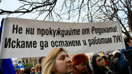 В София протестиращи медицински сестри разпънаха пред здравното министерство палатка