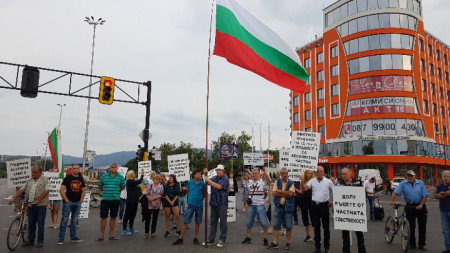 Демонстранти от „Горубляне“ блокираха изхода на София на кръстовището на бул. „Цариградско шосе“ и „Димитър Пешев”, което предизвика задръстване.