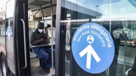 За обществения транспорт, болниците и домовете за възрастни задължителните маски може да останат до  септември