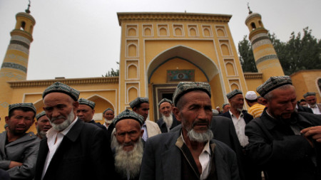 Уйгури пред джамия в Синцзян-уйгурски автономен регион на Китай.