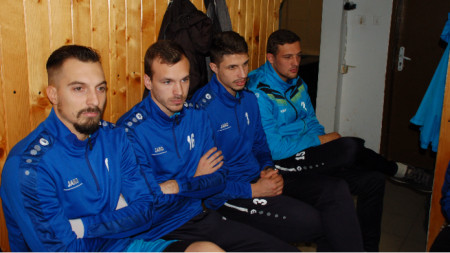 Андреас Васев (вторият от ляво надясно) е новото попълнение във футболния 