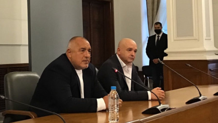 Бойко Борисов и проф. Венцислав Мутафчийски разсеяха съмненията за конфликт помежду им, като изненадващо се появиха на днешния брифинг в Министерски съвет.