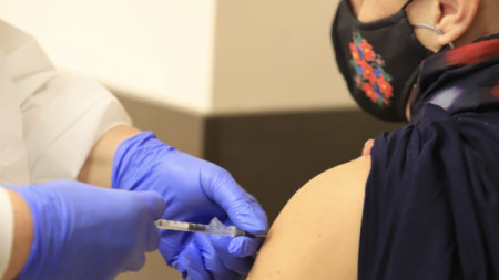 Имунизацията с ваксината на „АстраЗенека“ стартира в болница „Пирогов“ в София.