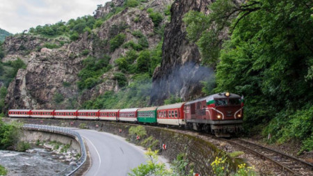 Специален влак с организирана туристическа програма ще пътува по маршрут
