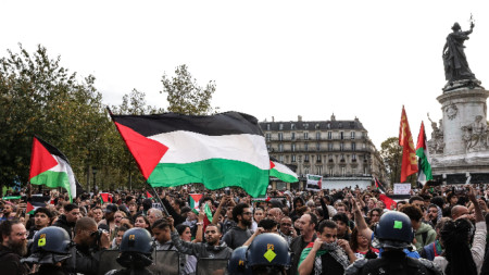 Силите за борба с безредиците обграждат участниците в забранената демонстрация в подкрепа на палестинския народ на площада на Републиката в Париж, 12 октомври 2023 г.