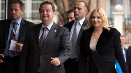 Вицепремиерката на Сърбия Зорана Михайлович (вдясно) заедно с външния министър Ивица Дачич (в средата)