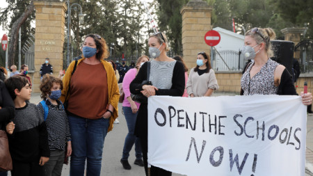 Родители на ученици на протест в Никозия, 22 март 2021 г.