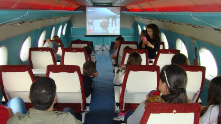 Screening of a science documentary on an aviation theme in front of museum visitors
