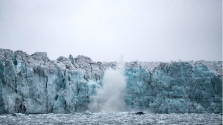 Ледникът Borebreen на островите Шпицберген (dрхипелагът Свалбард) , Норвегия, архив, август 2024 г.