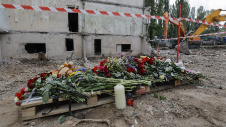 Цветя, положени край девететажен блок, станал жертва на руска ракетна атака в украинската столица Киев, 01.08.2025 г.