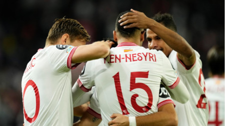 Играчите на Севиля поздравяват Ен-Несири за втория му гол.