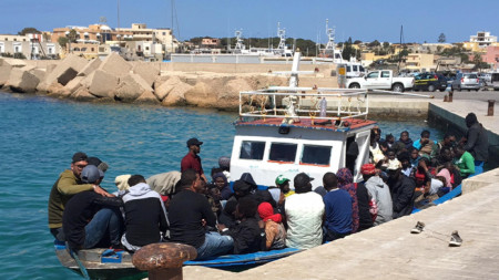 Корабче с мигранти на о-в Лампедуза