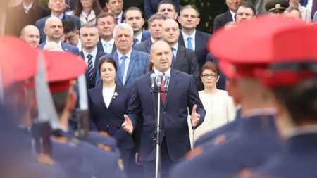 Президентът Румен Радев говори на военния парад в София.