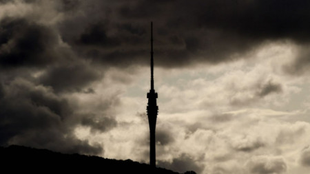 ТВ кулата в Дрезден по време на днешна буря в Германия