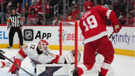 Вратаратя на Флорида Бобровски спасява шут на Коп от Флорида.