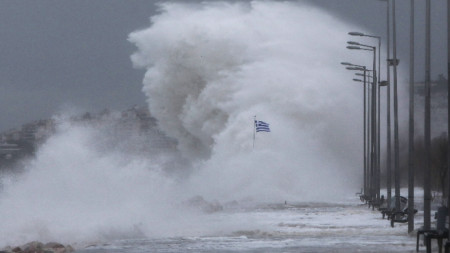 Вълни се разбиват над кей по време на буря в Палео Фалиро, Гърция, архив, декември 2021 г.