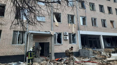 Снимка, предоставена от пресслужбата на украинското МВР, показва последствията от експлозия в сградата на военна част в Киев, 24 февруари 2022 г.