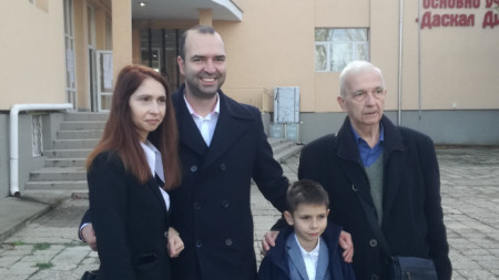Новоизбраният кмет на Кюстендил инж. Огнян Атанасов със съпругата си, едното си дете и баща си