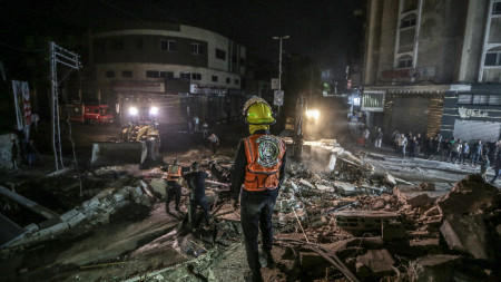 Палестинската гражданска защита търси жертви след въздушния удар