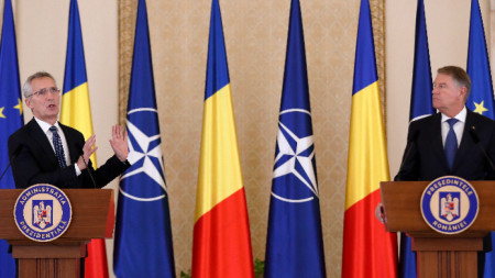 Шефът на НАТО Йенс Столтенберг с румънския президент Клаус Йоханис в Букурещ, 28 ноември 2022 г.