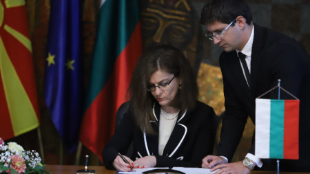Министър Генчовска подписва втория двустранен протокол между България и Северна Македония.