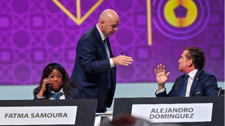 Алекандро Домингес (вдясно) разговаря с президента на ФИФА Инфантино.