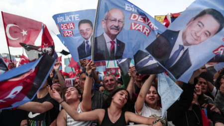 Привърженици на опозиционния кандидат за президент Кемал Кълъчдароглу на митинг в Анкара, 12 май 2023 г.