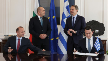 Președintele bulgar Rumen Radev (în picioare în stânga) și premierul grec Kyriakos Mitsotakis (lânga el) împreună cu miniștrii de energie din Bulgaria și Grecia la semnarea acordurilor energetice