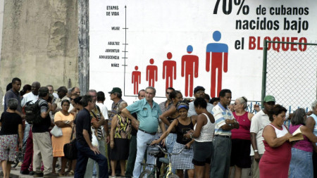Кубинци на опашка пред чейнж бюро в Хавана