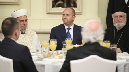 El presidente de Bulgaria, Rumen Radev (c.), anfitrión de la tradicional cena iftar