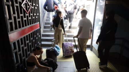 Хора напускат метрото след спирането на тока