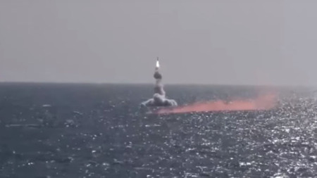 Стопкадър от видео на изстрелването на ракета от подводница в Японско море.