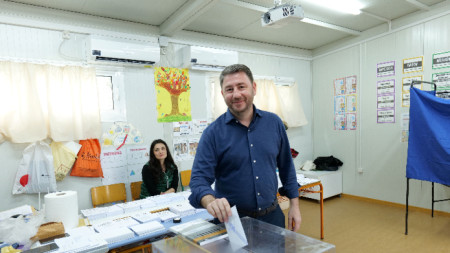 Лидерът на ПАСОК Никос Андрулакис гласува на изборите в Гърция, които се проведоха на 21 май, в секция в Крит