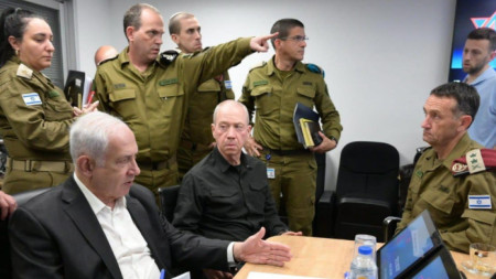 Снимка, предоставена от пресслужбата на израелското правителство, показва израелския министър-председател Бенямин Нетаняху (вляво) по време на среща за оценка на ситуацията в Тел Авив, 8 октомври 2023 г.