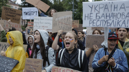 Вчера, 30 юли 2025 г., в Киев отново имаше протест срещу ограничаването на автономността на антикорупционните органи.