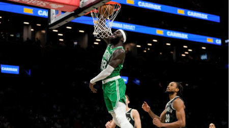 Центърът на Бостън Кета забива в коша на Бруклин при победата със 113:99.