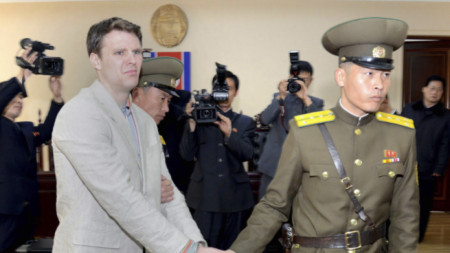 Ото Уормбиър (вляво) почина скоро, след като бе върнат в САЩ след 17 месеца в севернокорейски затвор 