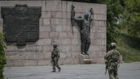 Руски военни охраняват Парка на славата в Херсон, 20 май 2022 г.