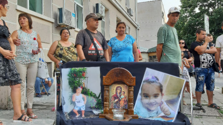 Роднини на убитата в края на август 2019 година в