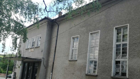 Преди няколко години от читалище „Извор“ в Самоводене са изпратили искане до Министерството на културата с план-сметка от 100 хил. лв. за ремонт на сградата.