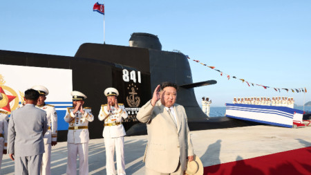 Лидерът на Северна Корея Ким Чен Ун при представянето на новата подводница