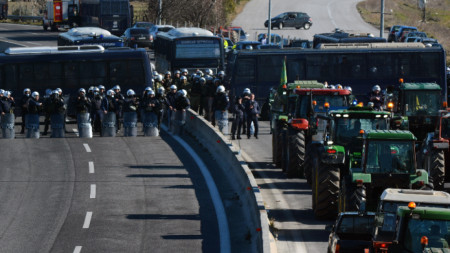 Земеделци пристигат със своите трактори до главен възел на протеста си в Лариса, Гърция, 4 февруари 2022 г. 