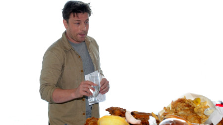 Британският готвач Джейми Оливър води кампания срещу нездравословното хранене.