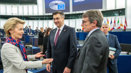 Урсула фон дер Лайен, Андрей Пленкович и Давид Сасоли в Европейския парламент в Страсбург.