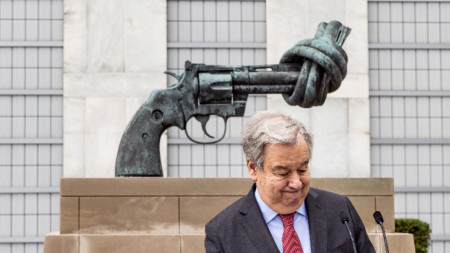 Гутериш прави изявление, в което призовава за прекратяване на огъня между Русия и Украйна пред бронзовата скулптура „The Knotted Gun“ от шведския художник Карл Фредрик Ройтерсуард пред централата на ООН в Ню Йорк, 19 април 2022 г.