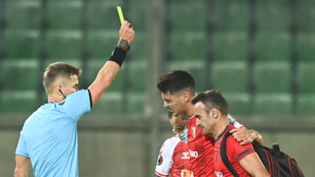 Тохвер показва жълт картон на футболист на Брага в Разград.